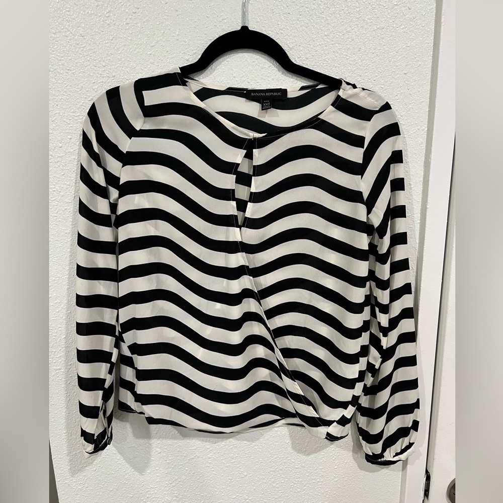 💟 Banana Republic black & while striped blouse with front opening -XXS - Picture 2 of 12